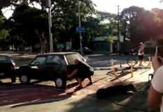 YouTube: hombre levanta auto que bloqueaba ciclovía | VIDEO
