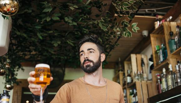 El consumo de alcohol puede tener varios efectos en la salud a corto plazo, como la depresión del sistema nervioso y los problemas digestivos.