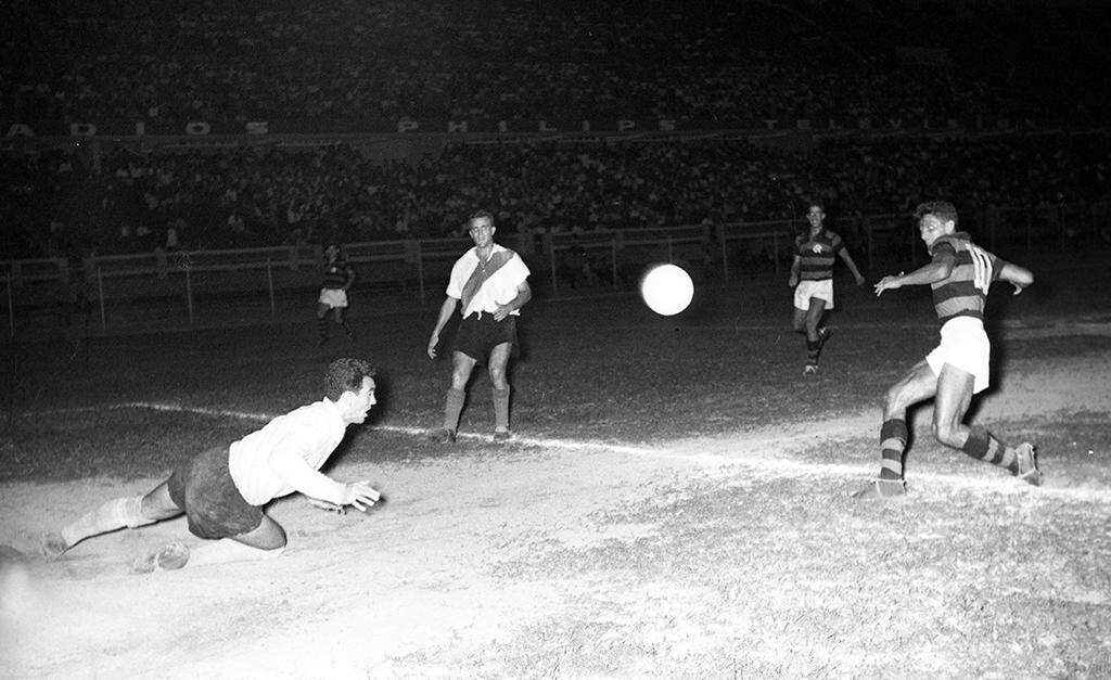 El 3 de febrero de 1959 River Plate y Flamengo disputaron un intenso partido en el estadio Nacional. Foto: Archivo Histórico El Comercio