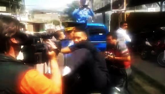 Durante traslado policial, delincuente lanza patada voladora a camarógrafo. (Foto: Captura de YouTube)