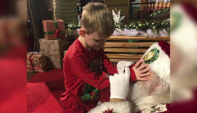 Matthew Foster, que vive con ceguera y autismo, se encuentra con el "verdadero Papá Noel" de esta Navidad. (Misty Wolf / Facebook)