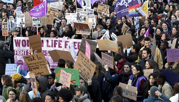 La gente protesta en el centro de la ciudad de Bruselas como parte de las celebraciones del día Internacional de la Mujer, en Bruselas, Bélgica, 08 de marzo de 2024. EFE/EPA/FREDERIC SIERAKOWSKI