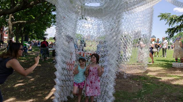 Reciclaje y arte: Mira la instalación hecha con vasos plásticos - 5