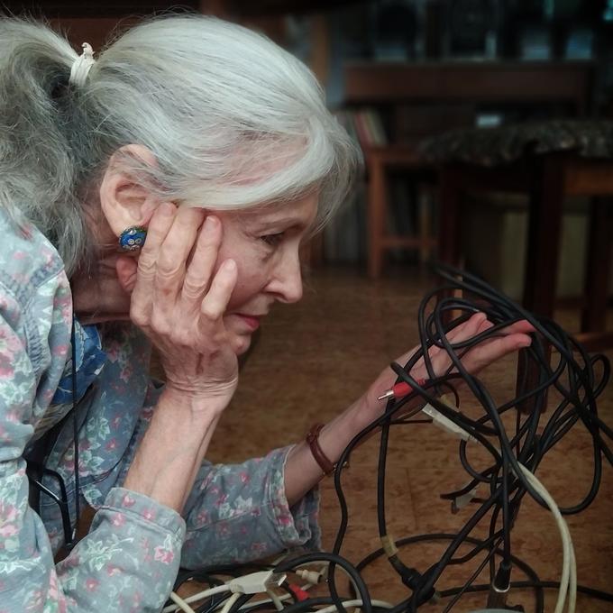 Es venezolana-ucraniana, tiene 74 años, y acaba de lanzar un álbum de música electrónica: esta es su increíble historia