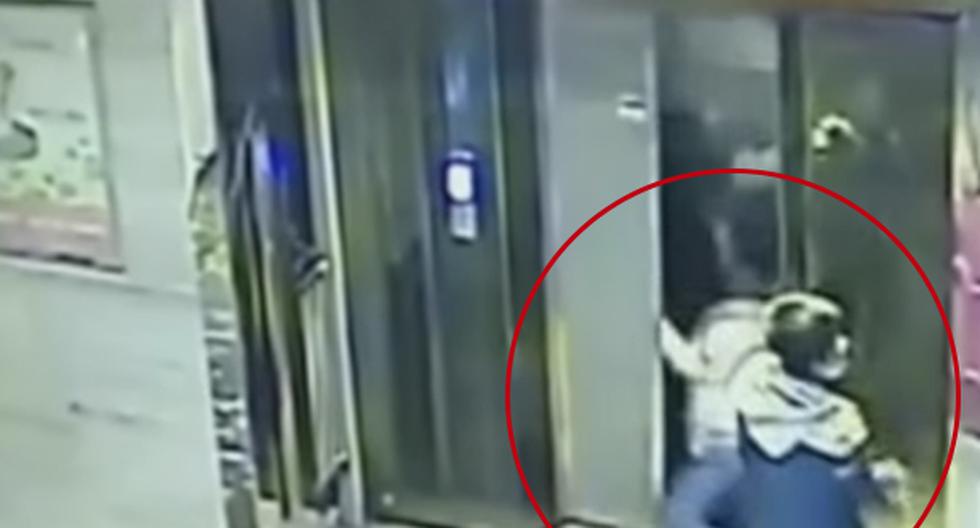 Este video donde un joven ebrio cae por un ascensor se ha vuelto viral en YouTube. (Foto: Captura)