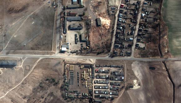 Un hospital militar de campaña y un complejo médico establecido en Naroulia, Bielorrusia, al sur de Mazyr. (Foto de Imagen satelital ©2022 Maxar Technologies / AFP)