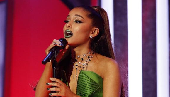 Ariana Grande cantando en el show especial por los 15 años de "Wicked". (Foto: AP)