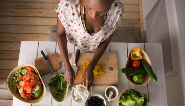 Cocinar. ¿Eres de las que les gusta cocinar en casa? ¡Alégrate! Un informe publicado por la CNN demuestra que realizar esta actividad puede ayudar a quemar entre 170 y 350 calorías. Esto siempre y cuando realices un trabajo constante por aproximadamente 1 hora. (Foto: Shutterstock)