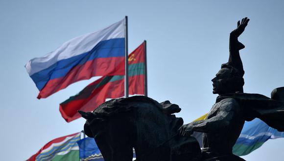 Las banderas de Rusia y Transnistria ondean al viento cerca del monumento al comandante militar ruso del siglo XVIII Alexander Suvorov en la ciudad de Tiraspol, la capital de Transnistria, el 12 de septiembre del 2021. (Serguéi GAPON / AFP).