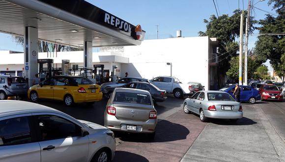 En la ciudad de Guadalajara muchas estaciones de servicio permanecían cerradas el domingo y los automovilistas aguardaban en las que sí estaban operando. (Reuters)