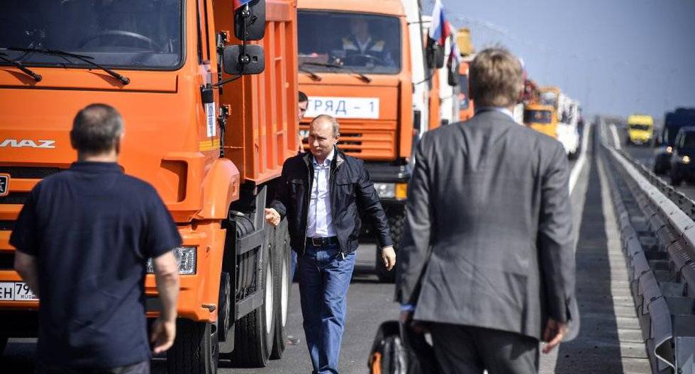 El puente fue inaugurado por el Vladimir Putin quien manejó un camión y calificó el día como "histórico". (Foto: EFE)
