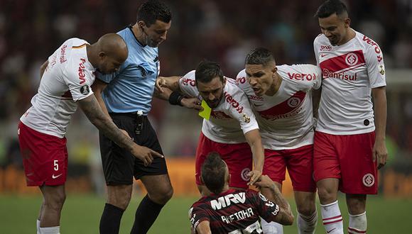 Paolo Guerrero no pudo marcar diferencias en el partido y fue muy bien controlado por la defensa de Flamengo. (Foto: AFP)