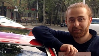 Irakli Ambroladze, el taxista que cobra los viajes en conversaciones sobre literatura