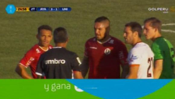 Juan Manuel Vargas fue expulsado tras derribar a un rival de Ayacucho FC | Foto: captura