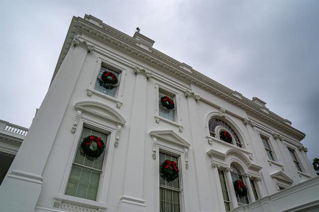 La primera dama de Estados Unidos, Melania Trump, presentó este lunes la decoración navideña de la Casa Blanca, tres meses después de criticar que le tocara desempeñar este papel, aunque esta será la última vez que lo haga después de que su marido, el presidente Donald Trump, perdiera los comicios de noviembre. (EFE/EPA/KEN CEDENO / POOL)