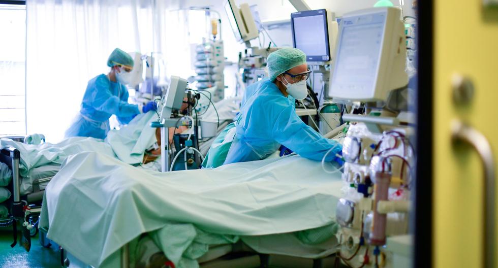 En la imagen se muestra a dos médicos tratando a pacientes de coronavirus en un hospital de Alemania. (AFP / Ina FASSBENDER).