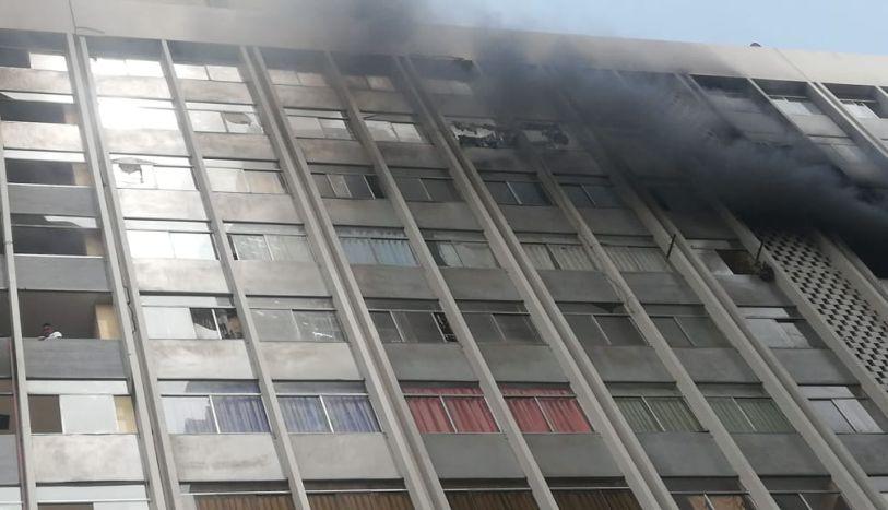Se reporta incendio en la cuadra 11 de la Av. Abancay. (Rolly Reyna / El Comercio)