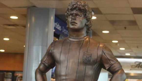 Inauguran estatua de Maradona en el principal aeropuerto de Argentina 