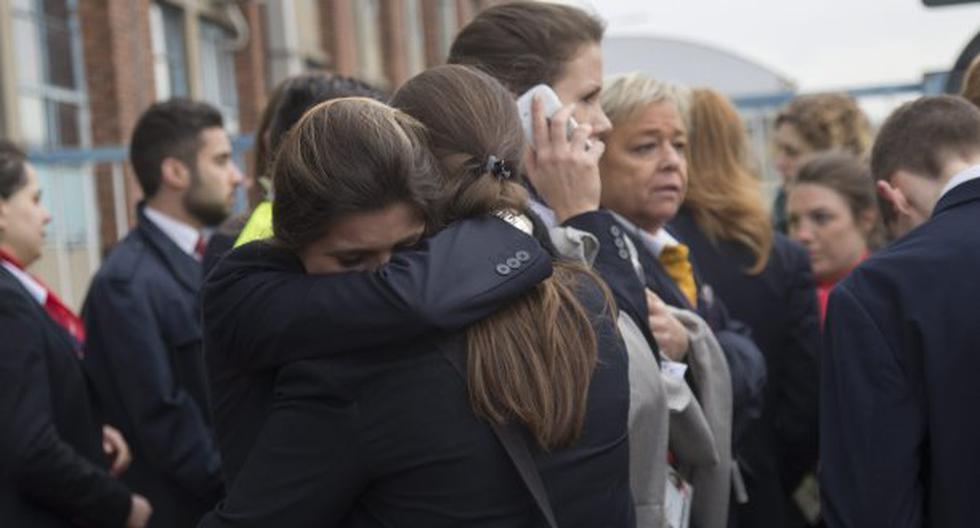Dos mujeres lloran y se abrazan tras presenciar los atentados en Bruselas. (Foto: EFE)