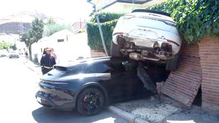 En un aparatoso accidente, una conductora chocó dos Porsche de la familia y destruyó la pared del vecino
