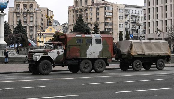 En esta foto de archivo tomada el 24 de febrero de 2022, se muestra un camión de carga militar en el centro de Kiev. (Foto: Daniel LEAL / AFP)