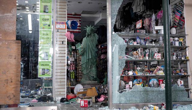 Imagen muestra una tienda de souvenirs saqueada en Manhattan (Nueva York) tras las protestas por la muerte de George Floyd. (AFP / Johannes EISELE).