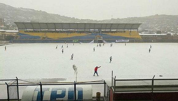 Un partido disputado en Cerro de Pasco entre Alipio Ponce y Deportivo Municipal de Yanahuanca se jugó sobre un campo cubierto de nieve. (Foto: Wilmer Romero).