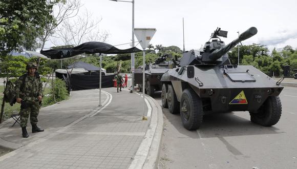 Vehículos blindados del Ejército colombiano permanecen en la entrada del puente internacional Tienditas que une a Cúcuta (Colombia) y Tienditas (Venezuela).