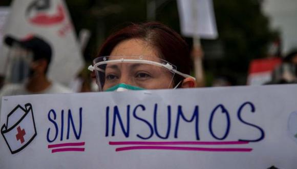 Personal sanitario en México realizó varias protestas para exigir mejoras en sus condiciones y estar menos expuestos al riesgo de contraer covid-19. (Foto: Getty Images, vía BBC Mundo).