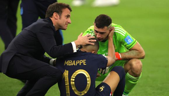 Emiliano Martínez y Kylian Mbappé en el final del Mundial Qatar 2022. (Foto: EFE)