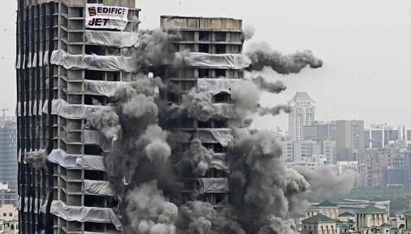Las "torres gemelas" de Nueva Delhi fueron derribadas por considerárseles ilegales en medio del auge inmobiliario en la India. (Foto de Sajjad HUSSAIN / AFP)