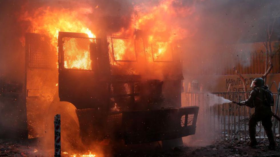 Protestas en Chile: Encapuchados incendian carro policial en nuevas  manifestaciones contra Sebastián Piñera | FOTOS | FOTOS nndc | MUNDO | EL  COMERCIO PERÚ