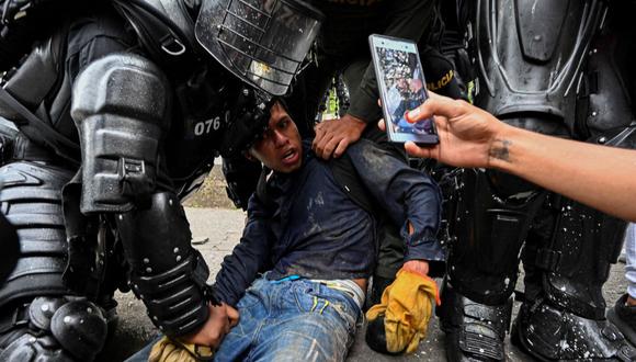 La policía de Colombia arresta a un manifestante durante una protesta contra el gobierno en Cali. (Foto de Luis ROBAYO / AFP).