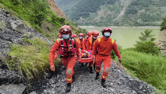Los equipos de rescate llevan a una persona herida después de un terremoto de magnitud 6,6 en el condado de Luding, en la provincia de Sichuan. (Foto de CNS / AFP)