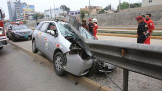 Taxi impacta contra guardavías de la Vía Expresa en San Isidro
