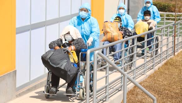 El traslado hacia dicho centro, ubicado en Villa El Salvador, se realiza en vehículos proporcionados por el Comando Conjunto de las Fuerzas Armadas, que también apoya con brindar la seguridad a los pacientes y al personal de salud.(Foto EsSalud)