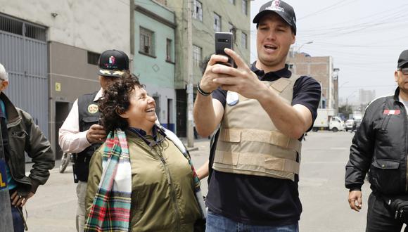 En esta foto se muestra a Susel Paredes junto al alcalde George Forsyth, durante operación contra vehículos y camiones mal estacionados que ocupaban la vía pública, una de las tantas operaciones que hicieron juntos en el 2019. (Foto: Piko Tamashiro)