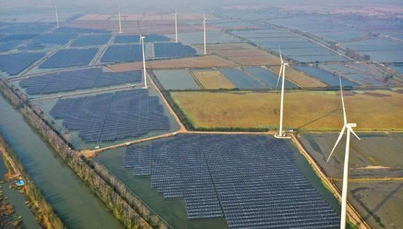 Foto aérea tomada el 3 de noviembre de 2021 muestra un proyecto de generación de energía fotovoltaica y eólica instalado sobre las aguas de pesca en el poblado de Sheyanghu, distrito de Baoying de la ciudad de Yangzhou, provincia oriental china de Jiangsu. (Xinhua/Li Bo)