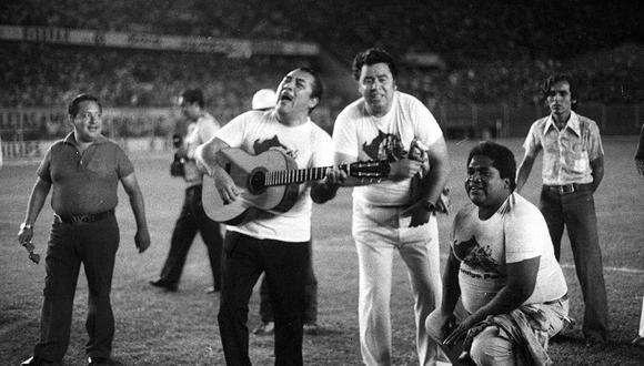 Oscar Avilés, el Zambo Cavero y Augusto Polo Campos antes del encuentro entre las selecciones de Perú y Ecuador en el estadio Nacional, durante las eliminatorias al Mundial de Argentina. 12 de marzo de 1977 (Foto: GEC Archivo Histórico)