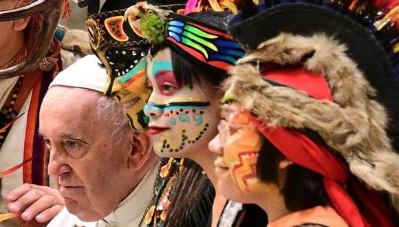 Imagen de archivo / El Papa Francisco posa con los pueblos indígenas de México durante la audiencia general semanal el 10 de agosto de 2022 en el salón Pablo VI del Vaticano. (Foto: Vicente PINTO / AFP)