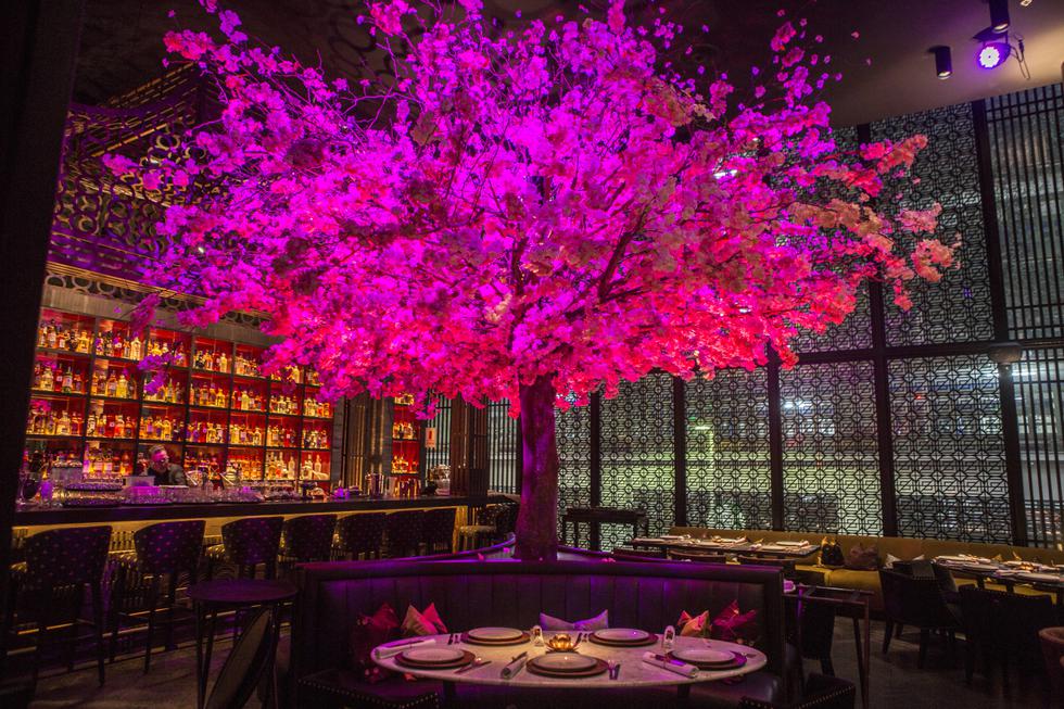 Un imponente árbol de cerezo ha sido diseñado para ser el centro del ambiente. La decoración estuvo a cargo de Coco Moore, Melissa León de Peralta y Jordi Puig.