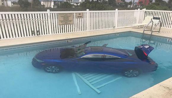 Un error humano llevó a este Honda Civic a terminar en una piscina. (foto: difusión)