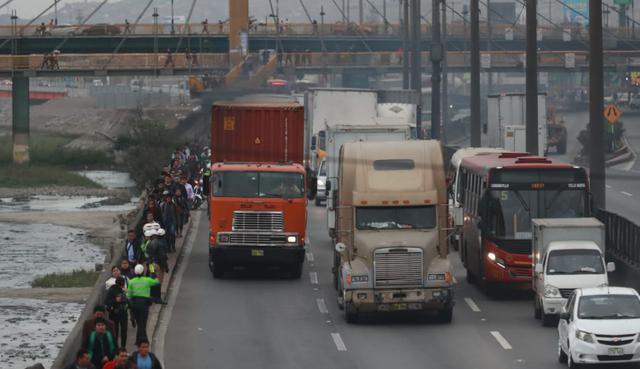 Choque dejó un muerto y gran congestión vehicular en la Vía de Evitamiento, a la altura del Puente Trujillo. (Lino Chipana / El Comercio)