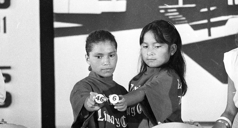 Dos niñas del Puericultorio Pérez Araníbar extraen los bolos con los números de los afortunados ganadores. Foto: Jorge Chávez/ GEC Archivo Histórico