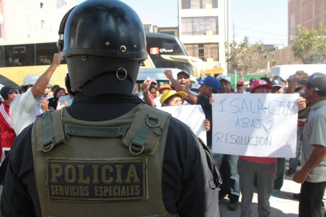Las protestas de los trabajadores de Tumán se trasladaron a la ciudad de Chiclayo, en Lambayeque. (Foto: Johnny Aurazo)