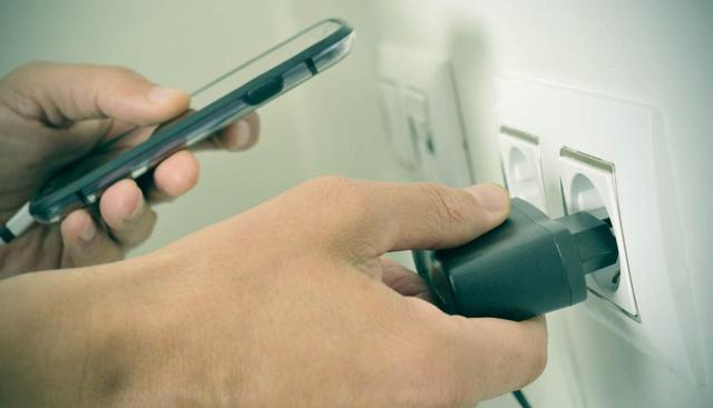 Cargador de celular. Este consumo es aún menor: entre 2,5 y 5w, que es equivalente a 0,06 focos. Aunque su uso de energía es mínimo, recuerda cuántos de ellos tienes en casa. (Foto: Shutterstock)