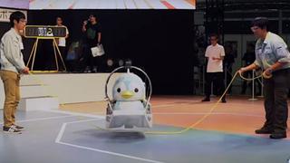 Jumpen: El robot pingüino que logró un Récord Guinness saltando soga