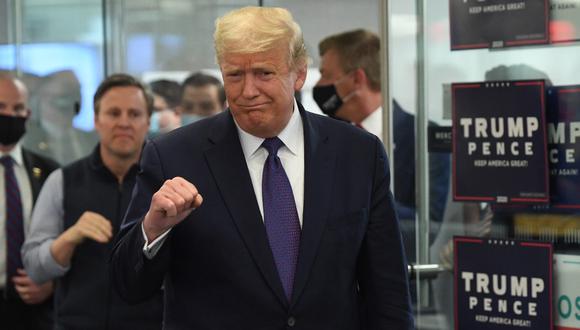El presidente de Estados Unidos, Donald Trump, visita la sede de su campaña en Arlington, Virginia, el día de las elecciones. (SAUL LOEB / AFP)