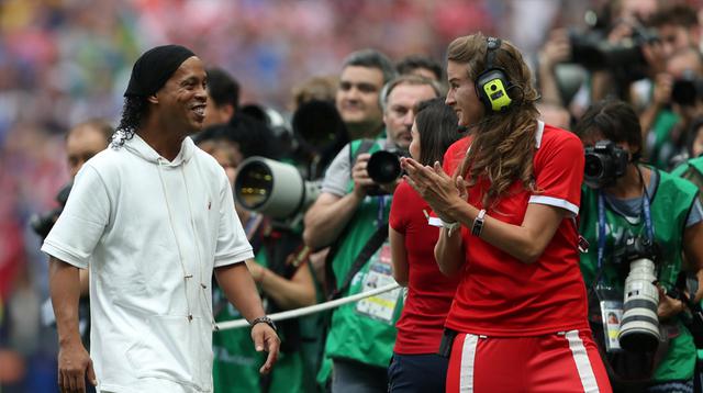 El astro brasileño Ronaldinho formó parte del show de clausura en el Mundial Rusia 2018. Se le vio muy alegre tocando unos timbales. (Foto: Agencias)