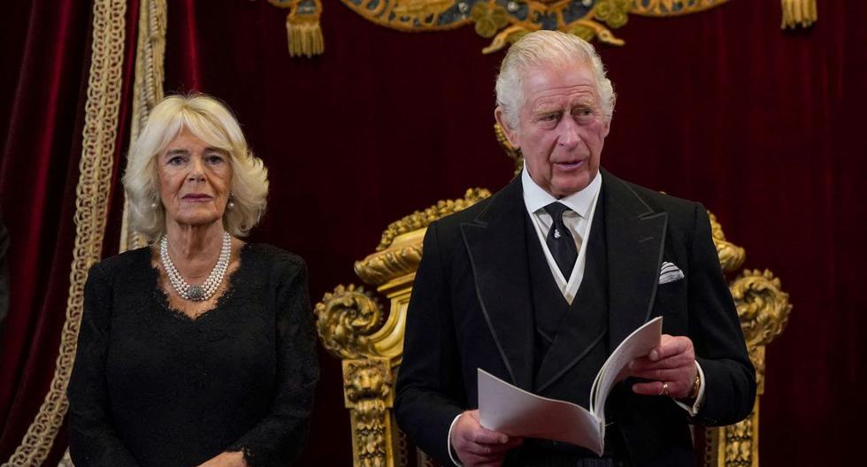 Camilla de Gran Bretaña, la reina consorte, escucha mientras el rey Carlos III de Gran Bretaña habla durante una reunión del Consejo de Adhesión dentro del Palacio de St James. (VICTORIA JONES / POOL / AFP).